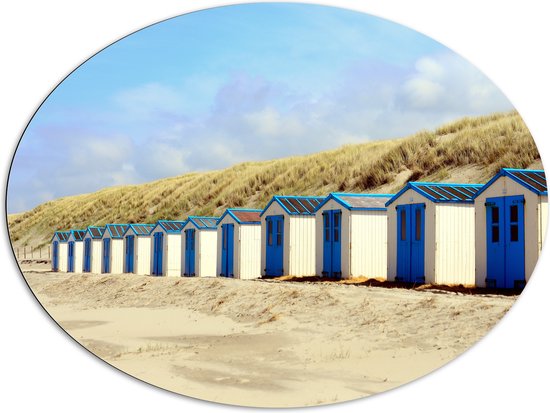 WallClassics - Dibond Ovaal - Blauw met Witte Strandhuisjes - 108x81 cm Foto op Ovaal (Met Ophangsysteem)