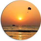 WallClassics - Dibond Muurcirkel - Parasailen bij Zonsondergang Boven de Zee - 30x30 cm Foto op Aluminium Muurcirkel (met ophangsysteem)