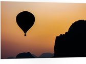WallClassics - PVC Schuimplaat - Silhouette van een Luchtballon en Bergen - 105x70 cm Foto op PVC Schuimplaat (Met Ophangsysteem)