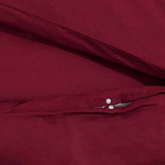 Photo détaillée d'une housse de couette bordeaux avec fermeture boutonnée.