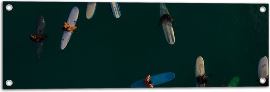 WallClassics - Tuinposter – Bovenaanzicht van Groep Surfers op Oceaan - 90x30 cm Foto op Tuinposter  (wanddecoratie voor buiten en binnen)