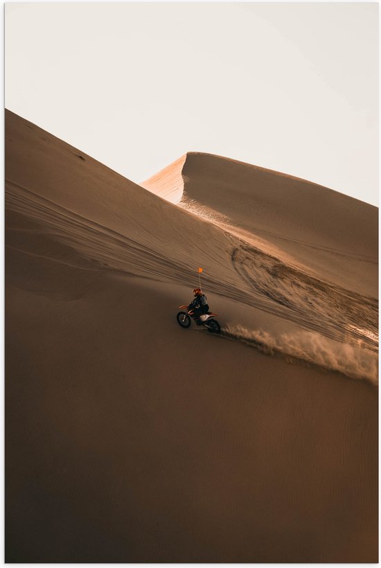 WallClassics - Poster (Mat) - Motorcrosser met Oranje Vlag op Berg in Woestijn - 50x75 cm Foto op Posterpapier met een Matte look