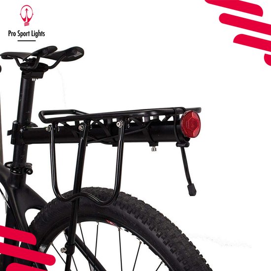 Zwarte fietsbagagedrager met achterlicht, op een fiets, detail van de bevestiging.