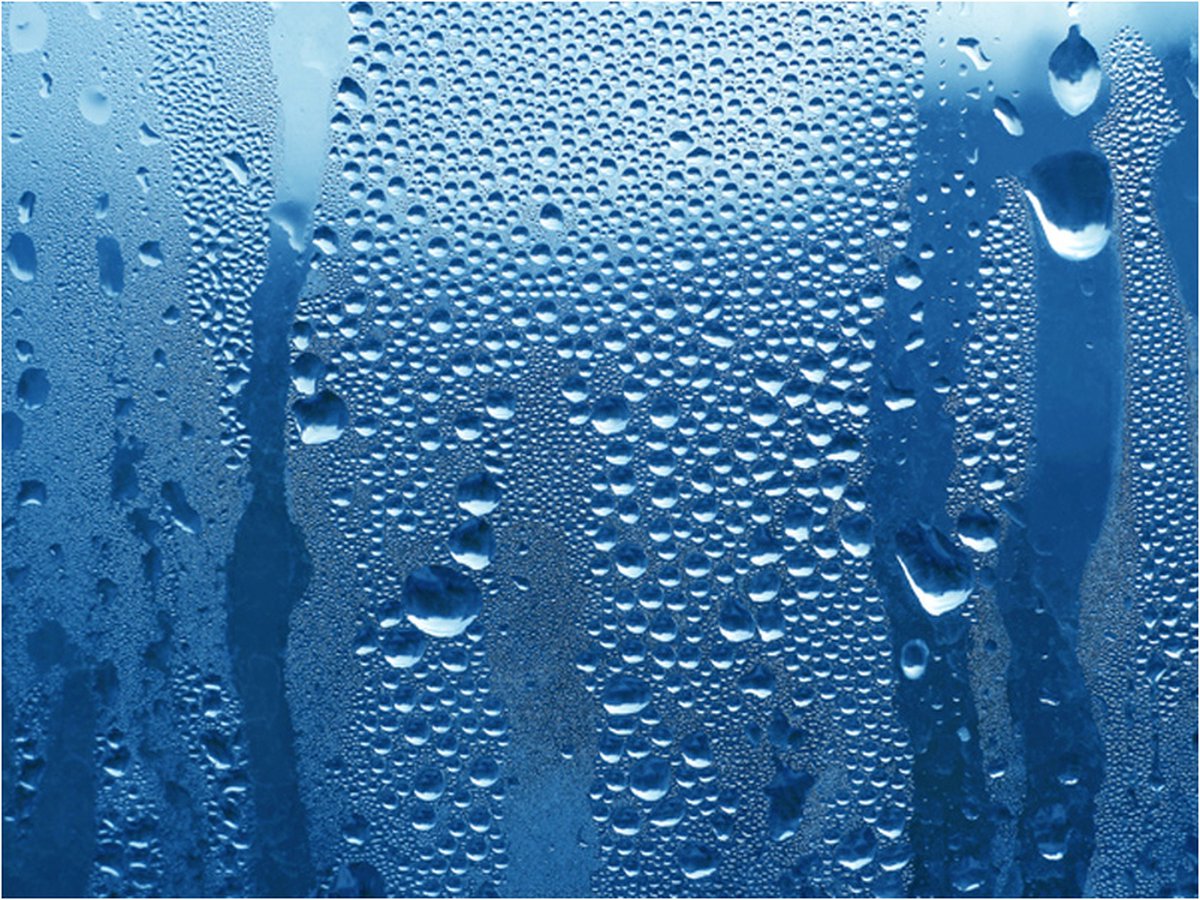 Fotobehang - Water druppels op blauw glas.