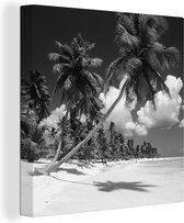 Canvas Schilderij Palmbomen op strand in Dominicaanse Republiek zwart-wit - 90x90 cm - Wanddecoratie