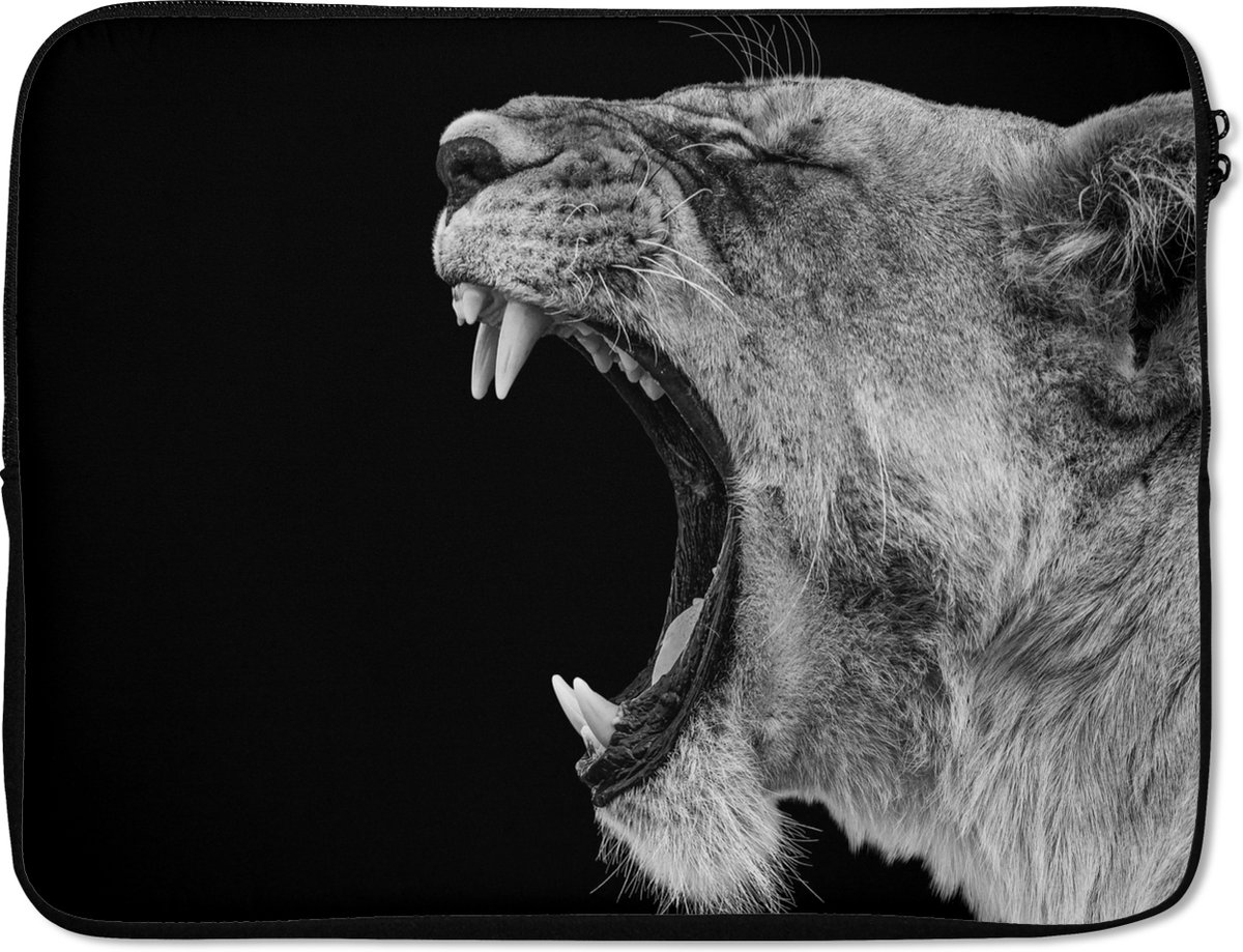 Laptophoes 17 inch - Dieren - Leeuw - Zwart - Wit - Portret - Laptop sleeve - Binnenmaat 41x28 cm - Zwarte achterkant
