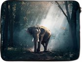 Laptophoes 17 inch - Olifant - Dieren - Licht - Bos - Natuur - Wilde dieren - Laptop sleeve - Binnenmaat 42,5x30 cm - Zwarte achterkant