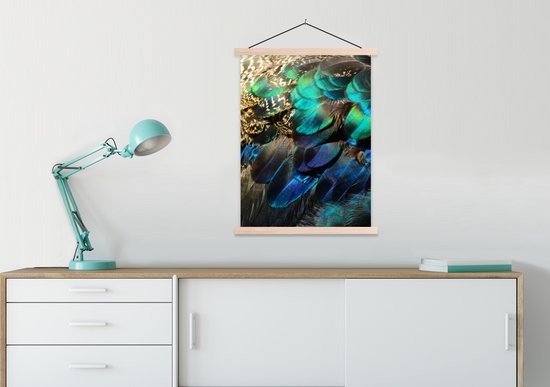Posterhanger incl. Poster 60x80 cm - Schoolplaat - Veren - Pauwveren - Pauw - Blauw - Kunst - Textielposter - Blanke latten