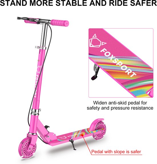 Roze kinderstep met verbreed anti-slip pedaal en regenboogprint, met een close-up van het anti-slip deck.