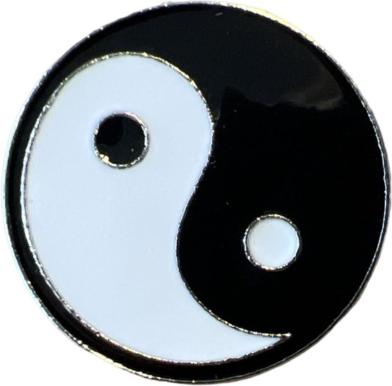 Yin yang symbool pin, zwart met wit, met zilverkleurige rand.