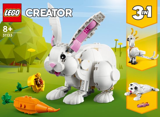 Une fille construit un lapin LEGO blanc avec une carotte.