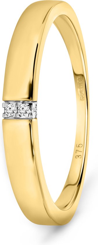 Gouden ring met twee vierkante diamanten, op een witte achtergrond.