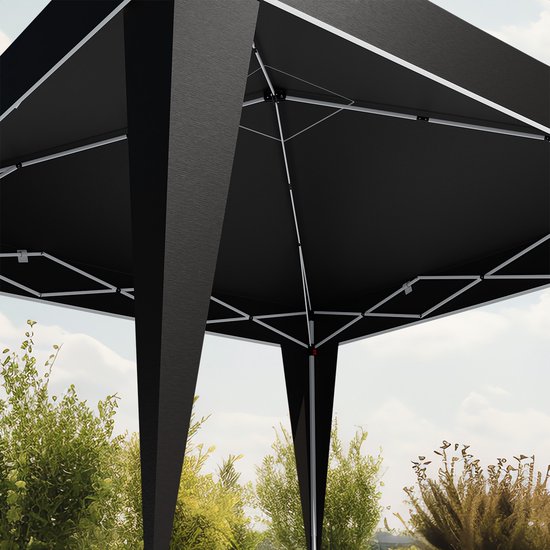 Onderkant van een zwarte partytent met een zilverkleurig frame van stalen buizen.