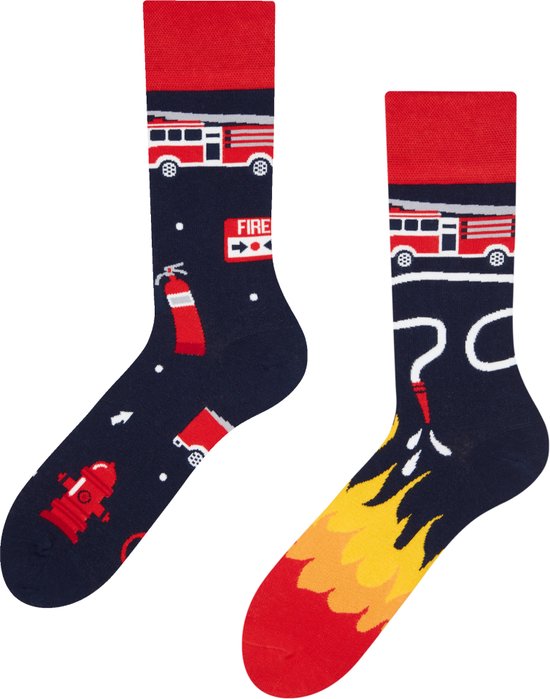 Een paar donkerblauwe sokken met een brandweer thema: brandweerauto's, brandblussers, een brandkraan en rode vlammen aan de onderkant.