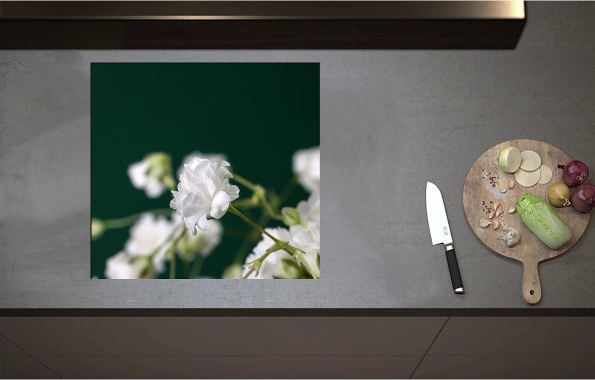 Inductieplaat Beschermer - Close Up Van Kleine Witte Bloemen met Wazige Donker Groene Achtergrond - 58x55 cm - 2 mm Dik - Inductie Beschermer - Bescherming Inductiekookplaat - Kookplaat Beschermer van Zwart Vinyl