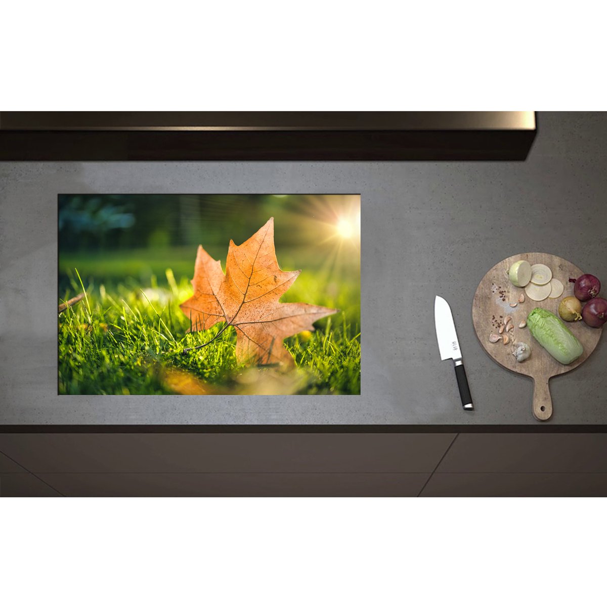 Inductieplaat Beschermer - Bruin Herfstblad op Groen Gras met Zonnestraal - 75x50 cm - 2 mm Dik - Inductie Beschermer - Bescherming Inductiekookplaat - Kookplaat Beschermer van Zwart Vinyl