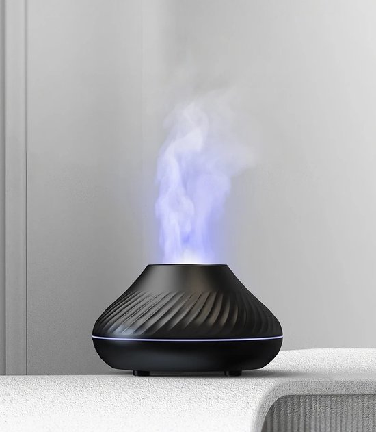 Zwarte aroma diffuser met ribbelpatroon en een blauwe vlamvormige nevel.