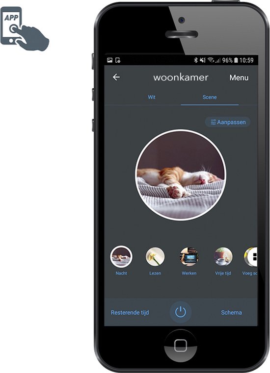 Smartphone met de app 'Woonkamer' geopend, toont scènes met o.a. een slapende kat.