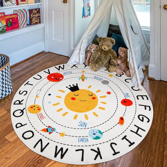 Tapis rond avec imprimé système solaire, le soleil au centre, les planètes et les lettres de l'alphabet.