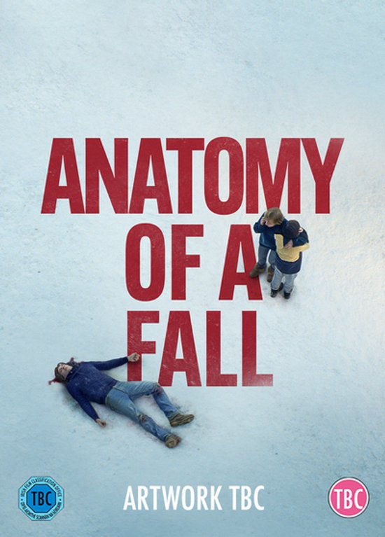 Titel ANATOMY OF A FALL met op de voorgrond een liggend persoon en op de achtergrond drie personen staand in de sneeuw.