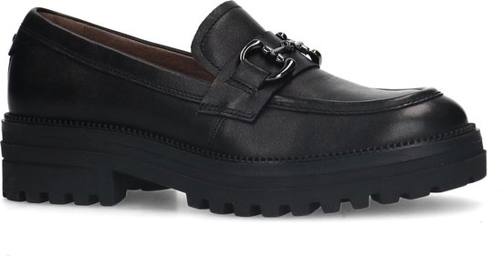 Zwarte leren loafer met zilverkleurig bitdetail en dikke zool, van de zijkant gezien.