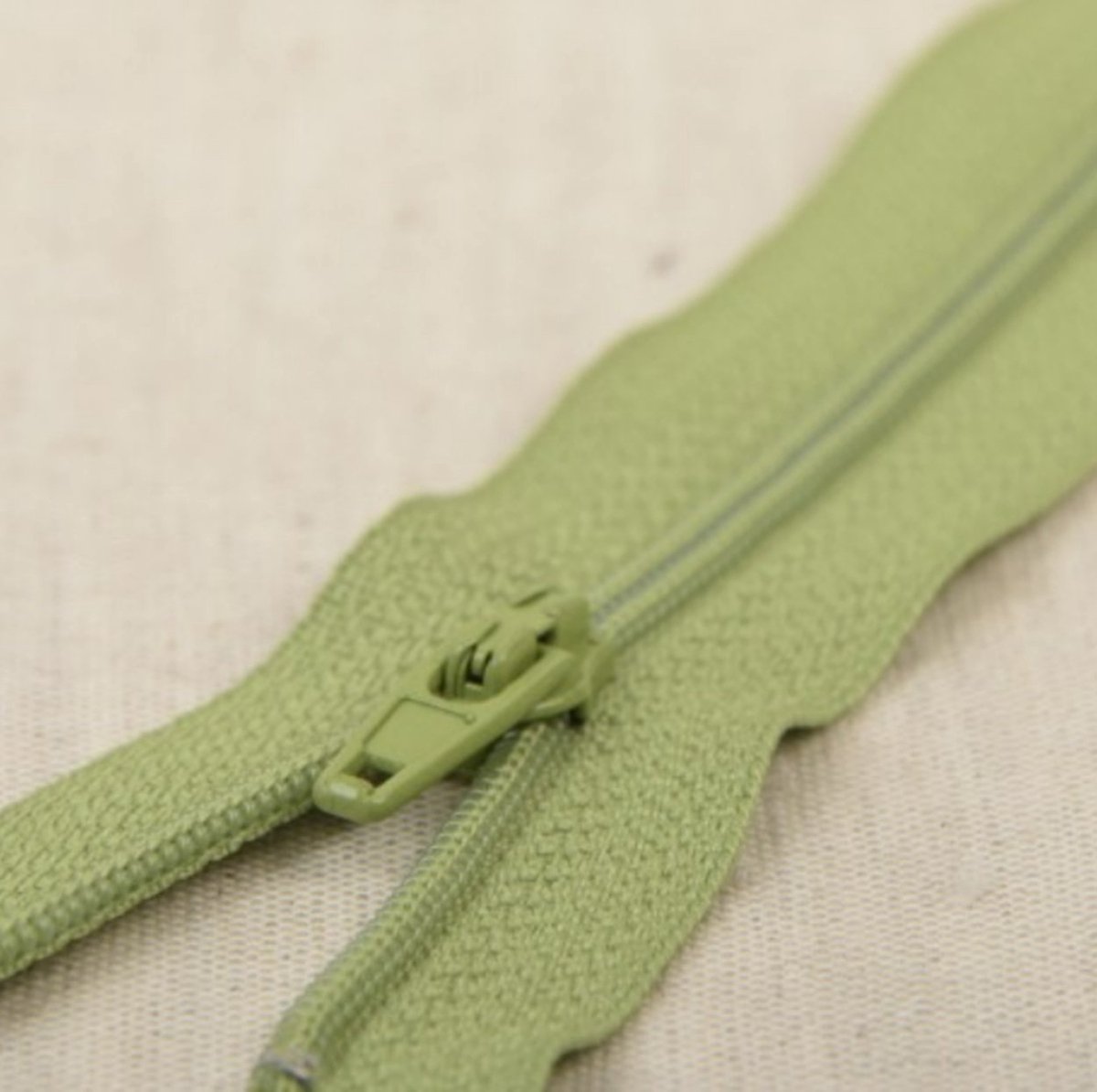 Fijne rits polyester salie groen 15cm - niet-deelbaar stevige rits