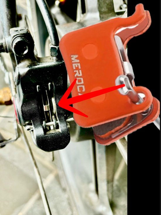 Oranje remblok met het opschrift "MEROCA", naast een fietsrem.