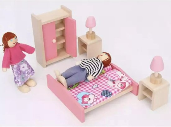 Houten poppenhuis slaapkamer met een bed, nachtkastjes, kast en staande pop met paarse rok.