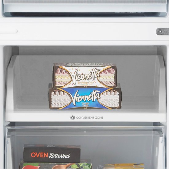 Diepvrieslade met twee Viennetta ijstaarten, in een zwarte Inventum koel-vriescombinatie.