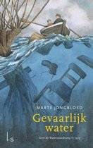 Boekomslag 'Gevaarlijk water' met een bootje op woest water en onder water een stoel, schoen en een fietswiel. Tekst: Marte Jongbloed, Gevaarlijk water.