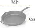 Grijze gietijzeren pan met afmetingen 50,5 cm en 6,7 cm.