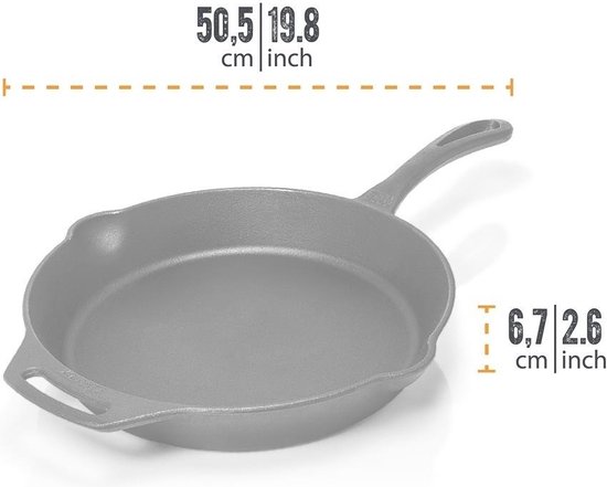 Grijze gietijzeren pan met afmetingen 50,5 cm en 6,7 cm.