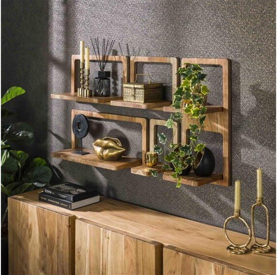 Set van vijf houten wandplanken aan een muur boven een dressoir, gestyled met accessoires.