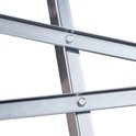 Gedetailleerde close-up van de overlappende metalen staven van een zaagbok, vastgezet met bouten.