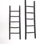 Twee zwarte houten decoratieve ladders van verschillende groottes, beide met vijf sporten.