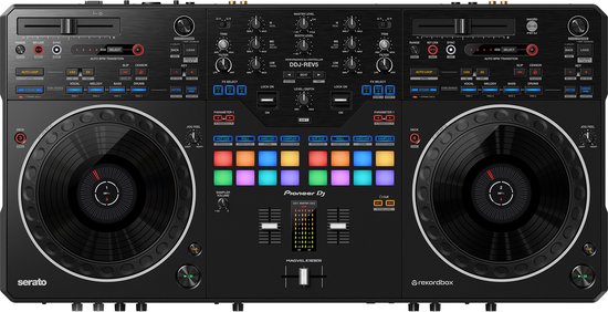 Zwarte Pioneer DDJ-REV5 DJ-controller met twee draaitafels, multicoloured pads, en een centrale mixer.