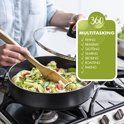 Une personne remue des légumes dans une poêle avec une spatule en bois. Logo "360 MULTITASKING".