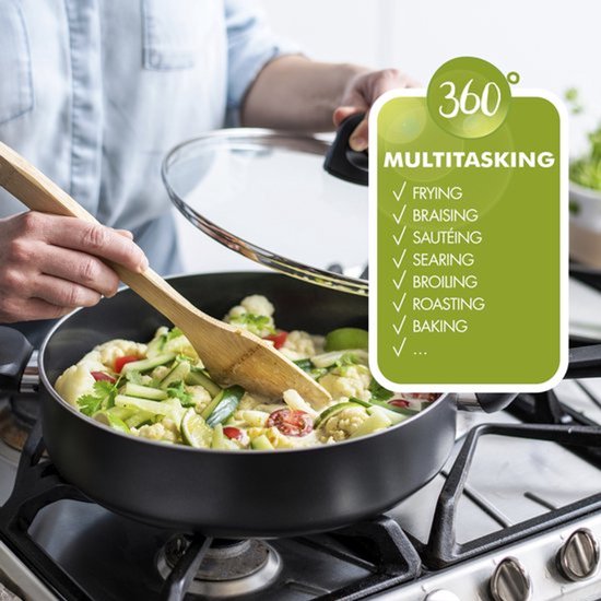 Une personne remue des légumes dans une poêle avec une spatule en bois. Logo "360 MULTITASKING".