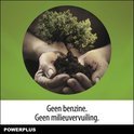 Twee handen houden voorzichtig een kleine boom met wortels in de aarde. Tekst: 'Geen benzine. Geen milieuvervuiling.'