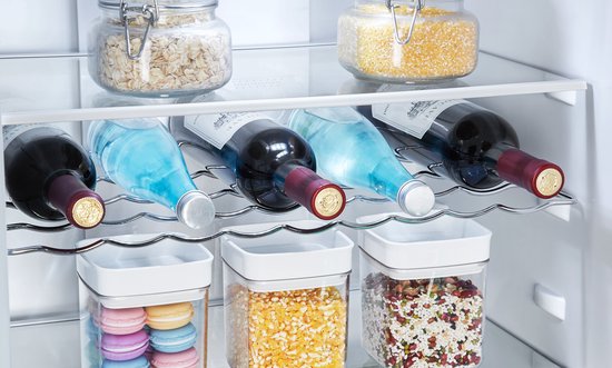 Koelkast interieur met een wijnrek en bewaarbussen met macarons en granen.