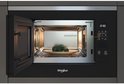 Inbouwmagnetron met open deur, een schaal broccoli erin. Links de Whirlpool logo.