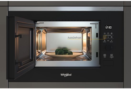 Inbouwmagnetron met open deur, een schaal broccoli erin. Links de Whirlpool logo.