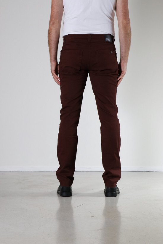 Man, staand van achteren, draagt een bordeauxrode broek van New Star.