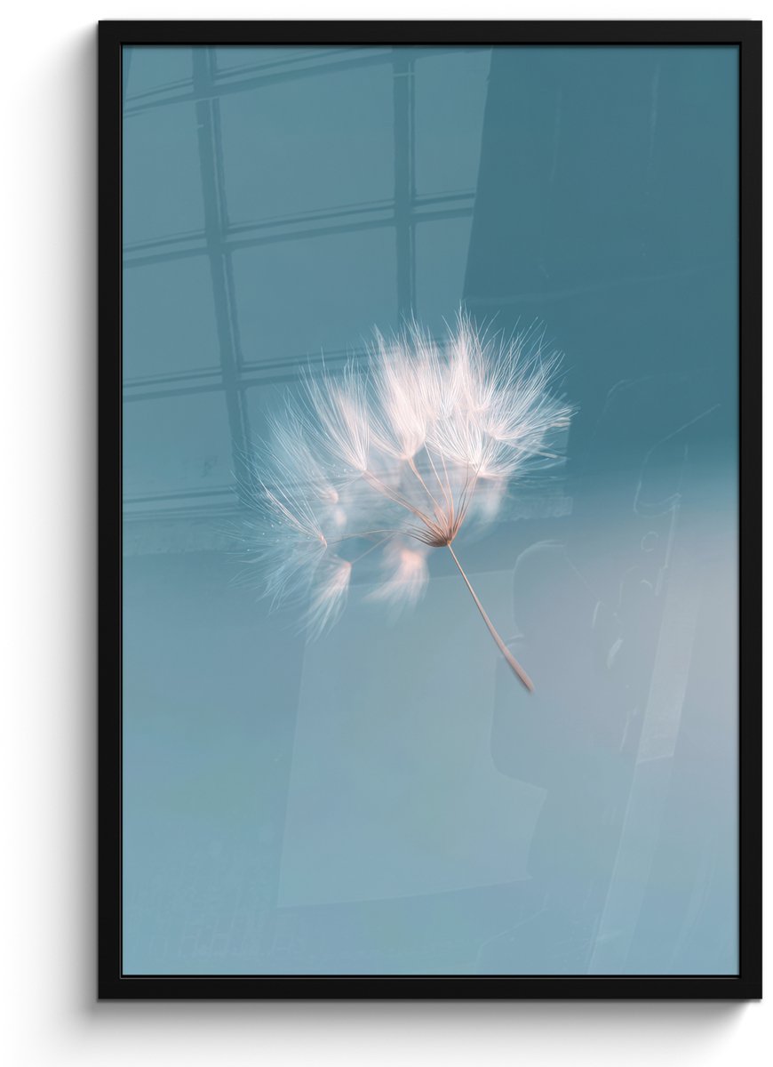 FrameYourWall Poster in lijst - Fotolijst 60x90 cm - Posters - Paardenbloempluisje - Blauw - Lucht - Posterlijst zwart - Decoratie - Wanddecoratie woonkamer - Muurdecoratie slaapkamer