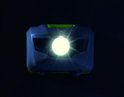 Grijze hoofdlamp met een helder brandende witte lamp in het midden en groene accenten.