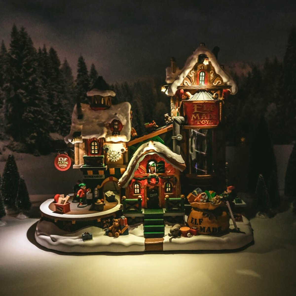 Lemax Elf Made Toy Factory Kerstdorpen - Met verlichting - 4.5V Adapter (AA) – foto 3