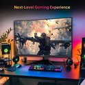 Een KTC gebogen monitor op een bureau, met gaming accessoires. Op het scherm een actievolle afbeelding van vliegtuigen en een soldaat. Sfeervolle RGB-verlichting.