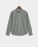 Groene gestreepte blouse van Gant, hangend aan een kledinghanger