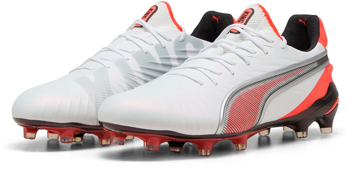 Puma King Ultimate FG/AG voetbalschoenen in wit met rode accenten, EU 43, K-BETTER bovenmateriaal en GRIPCONTROL.