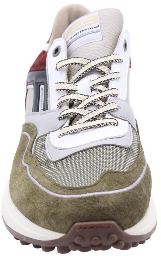 Vooraanzicht van een groen-bruine sneaker met veters en Floris van Bommel label op de tong.